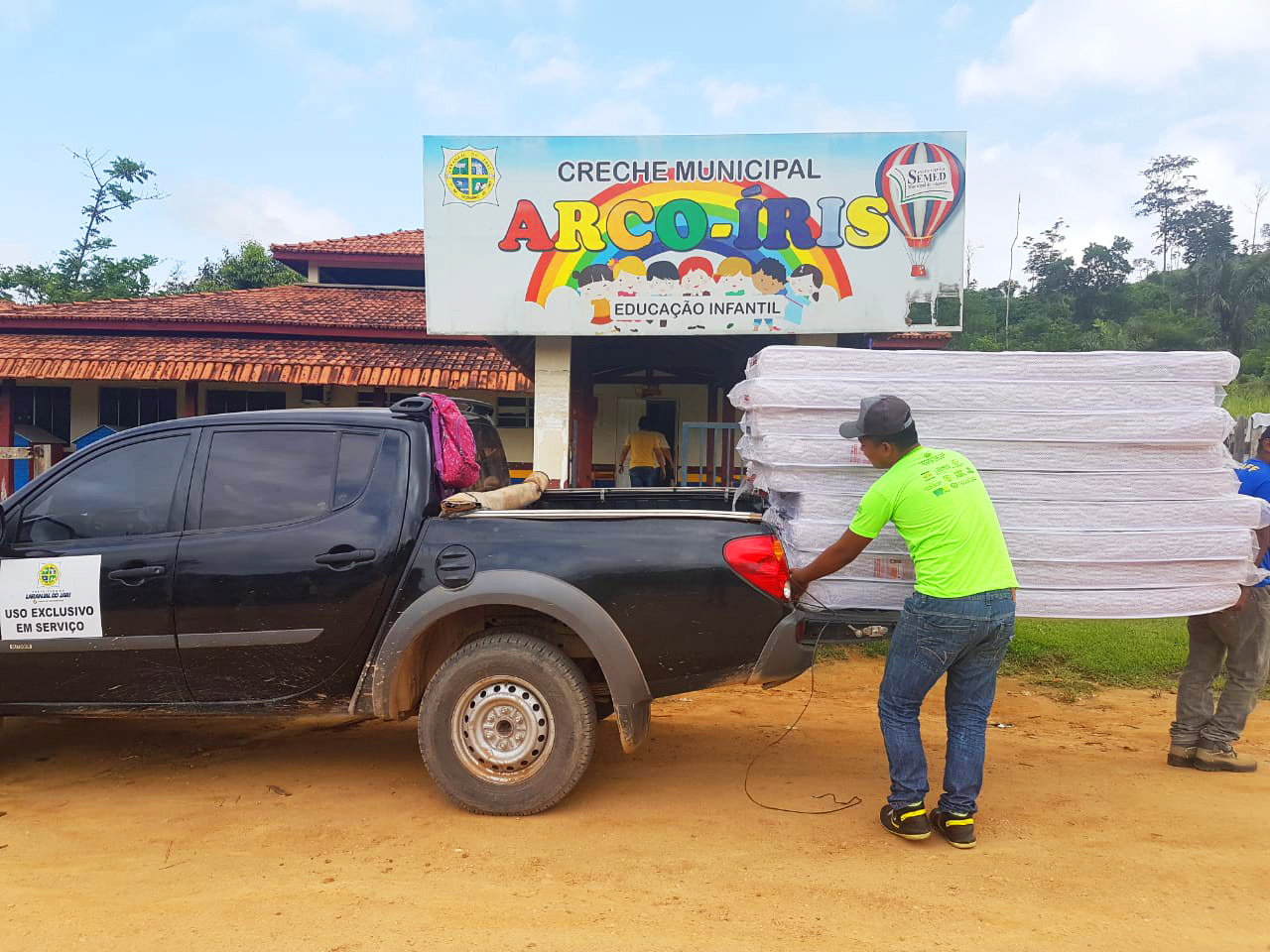 Prefeitura de Laranjal do Jari realiza entrega de colchões para as creches Mundo Encantado e Arco Iris.
